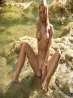 Стройная голая девушка в озере (15 фото)