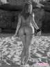 Черно-белые фото голой Сэнди на диком пляже