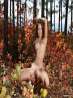 Нежная девушка с симпатичной попкой в осеннем лесу