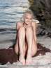 Голая блондинка Камилла на берегу (18 фото)