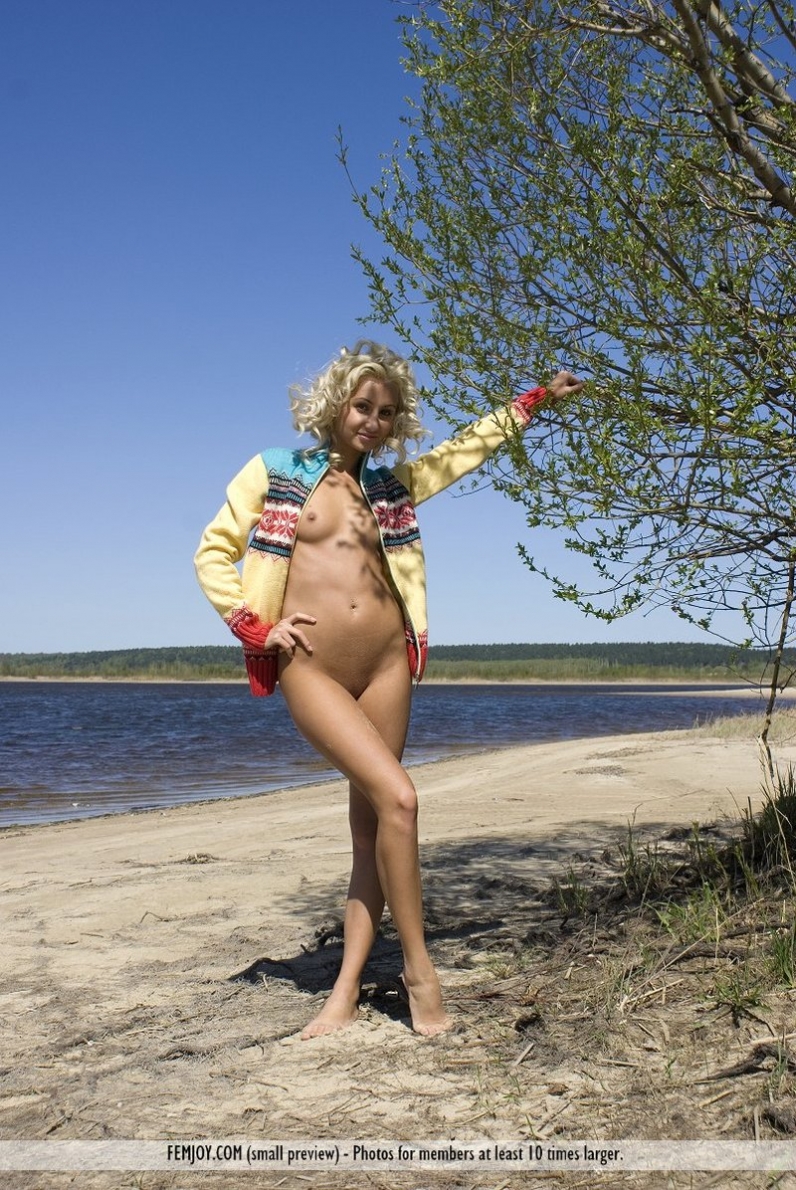 Любительские фото стройной голой девушки на пляже-1