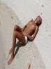 Солнечная голая девушка на песчаном пляже (17 фото)