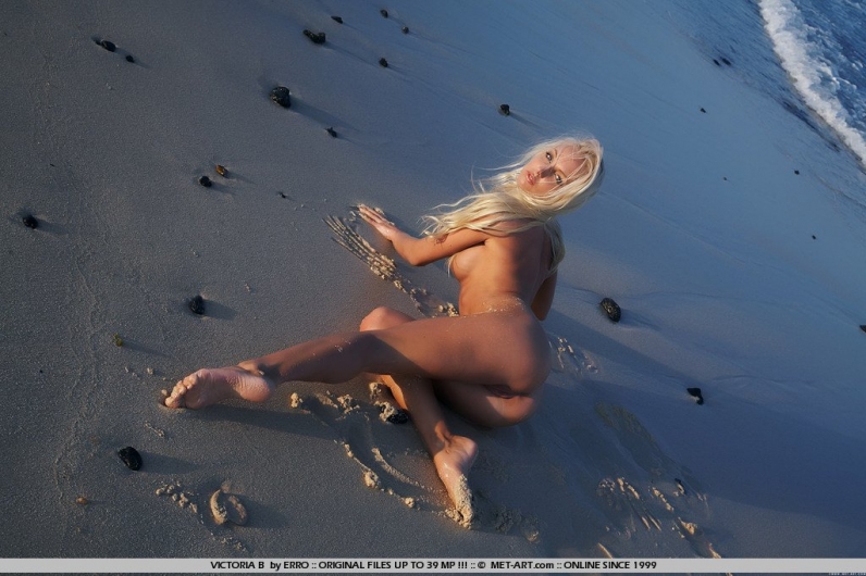 Victoria Kruz голая красотка на песке (16 фото)-3