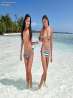 Пара голых азиатских телочек на пляже (14 фото)