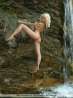 Кудрявая блондинка голышом под водопадом (16 фото)