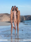 Три малышки на пляже голышом обливают сочные письки (15 фото)