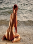 Тропическая рыжеволосая красотка Bianca голышом на пляже позирует большой попкой