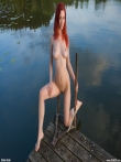 Яркая рыжая модель Ariel голышом наслаждается прохладным летнем утром у озера