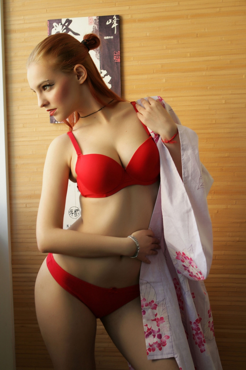 Рыжая распахивает кимоно распахивая желанное тело в красном белье