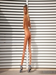 Длинные облитые маслом ноги белокурой модели Клаудии