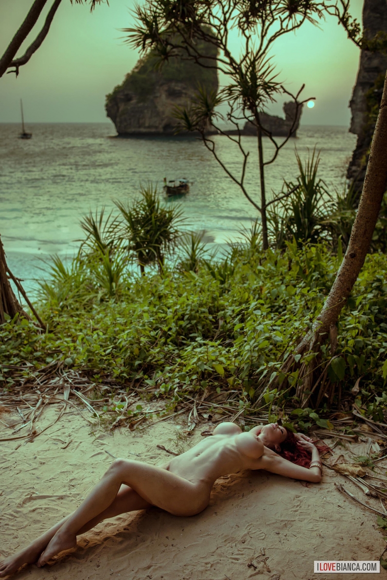 Рыженькая давалка с крупной попой Бьянка Бошан в трусиках на экзотическом острове