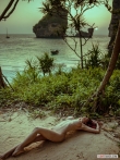 Рыжая курва с большой жопой Bianca Beauchamp в бикини на экзотическом острове