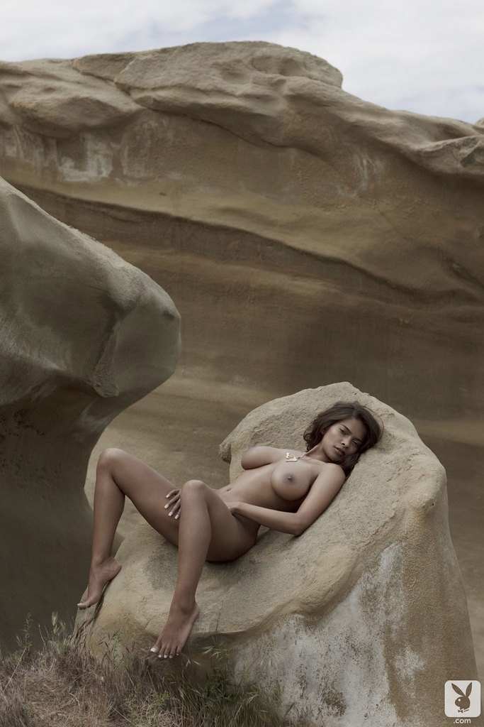 Черно белоснежные возбуждающие картинки возбужденной брюнетки в песчаном карьере смотреть эротику