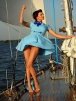 Ветер задрал юбку романтической барышни на яхте