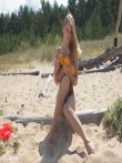 Нагая блондинка Viola Bailey с фруктами на горячем песке без трусов