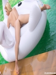 Eva Green снимает бикини и нагишом с большими титьками и упругой попкой купается в бассейне