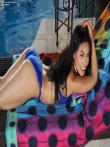 Азиатка Cindy Starfall снимает в бикини крупным планом показывает голую письку и попу