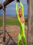 Длинноногая блондинка Brigitta на природе раздевается до гола снимая обтягивающее сексуальную фигуру и большие сиськи нижнее белье