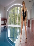 Девушка с обворожительными сиськами голышом в бассейне