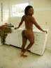 Голая негритянка на кухне (12 фото)