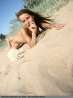 Молоденькая голая девушка на песке (15 фото)