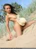 Молоденькая голая девушка на песке (15 фото)