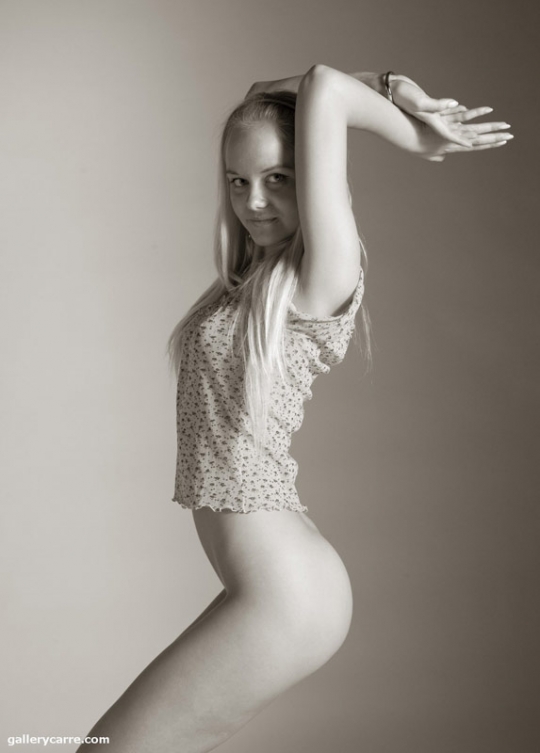 Черно-белое фото молоденько блондинки Кати-2