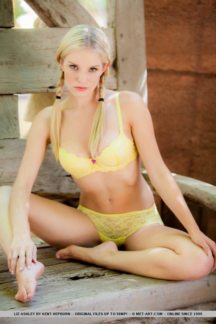 Блондинка с косичками снимает желтые трусики порно картинки