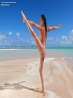 Горячая девушка Renee Perez снимает бикини на пляже