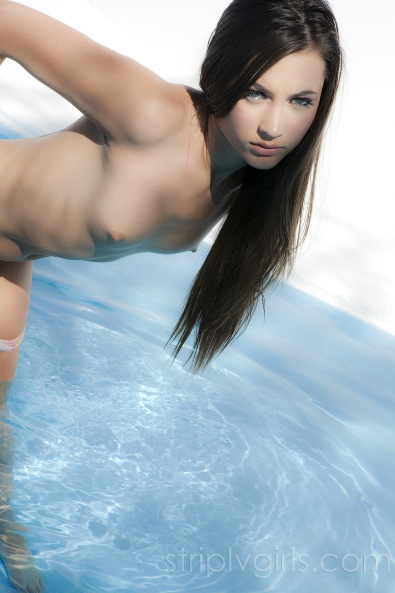 Georgia Jones молодая красотка в бассейне-17