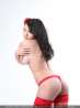 Сексуальная голая брюнетка с большими сиськами в красном (16 фото)