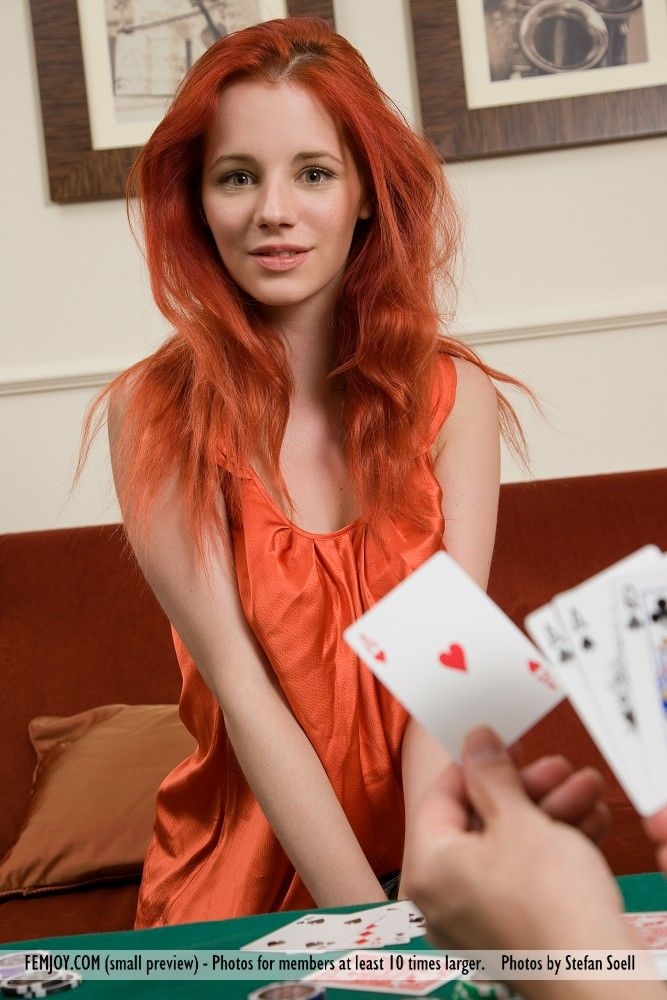 Покер на раздевание с рыжей девушкой Ариэль-1